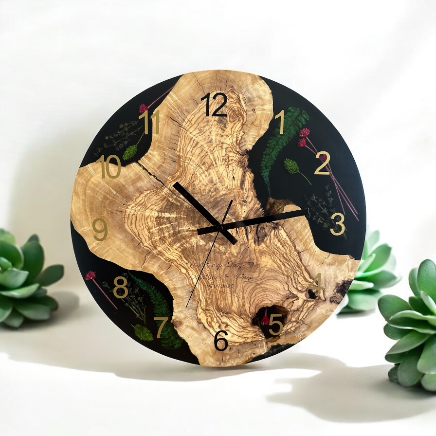 Zegar ścienny z drewna oliwnego z suszonymi kwiatami zatopionymi w żywicy epoksydowej