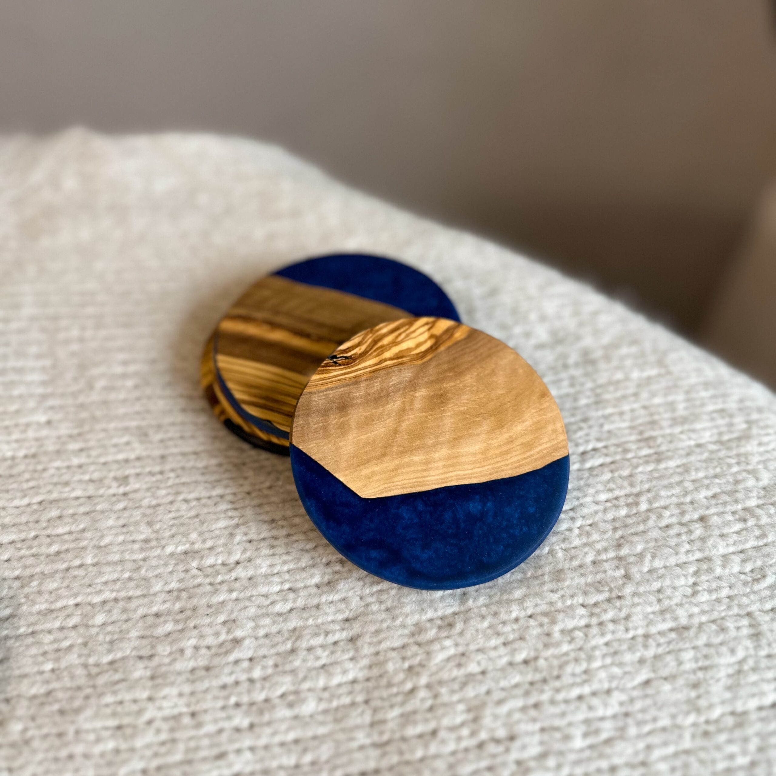 Okrągłe podkładki pod kubek z drewna oliwnego i żywicy epoksydowej