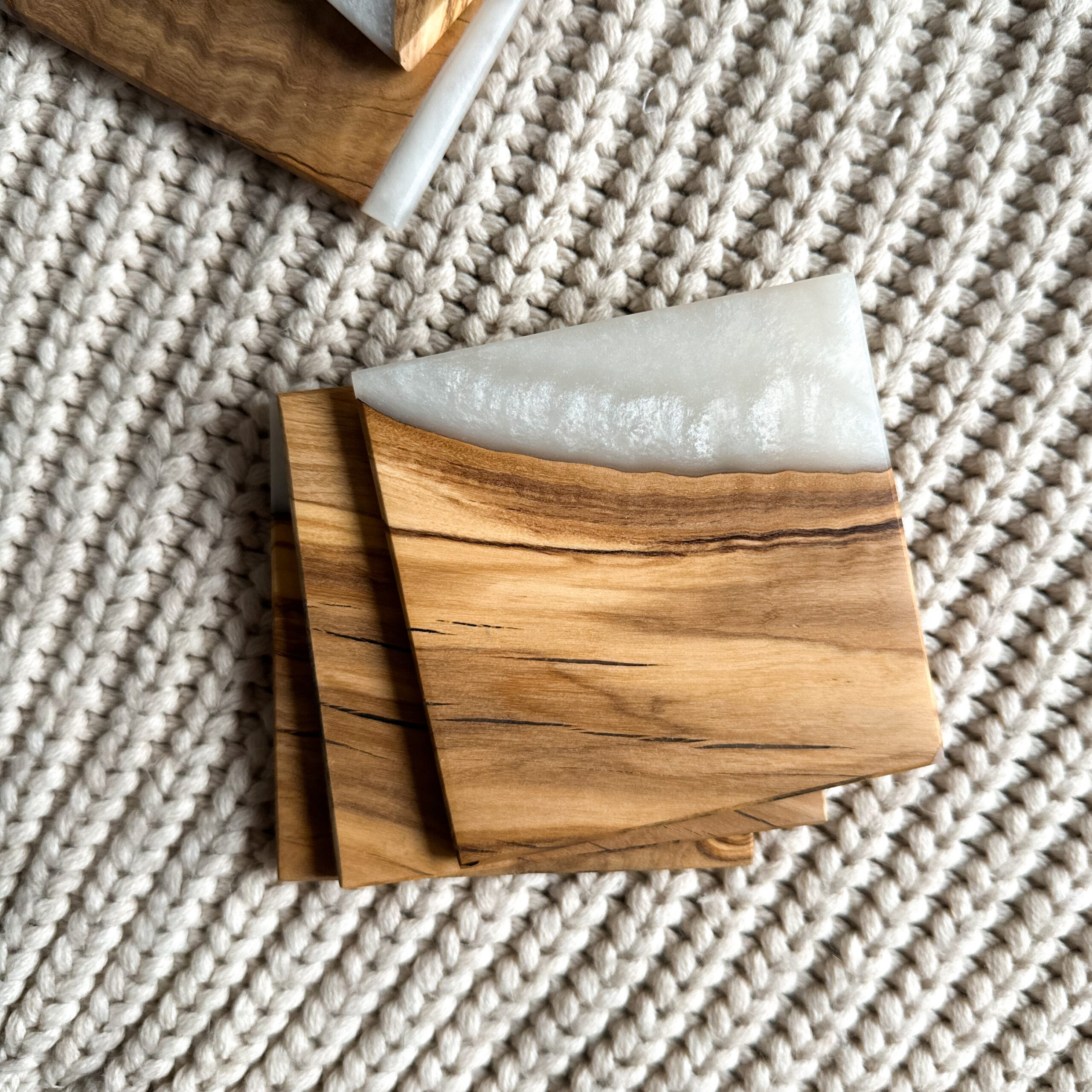 Kwadratowe podkładki pod kubek z drewna oliwnego i żywicy epoksydowej