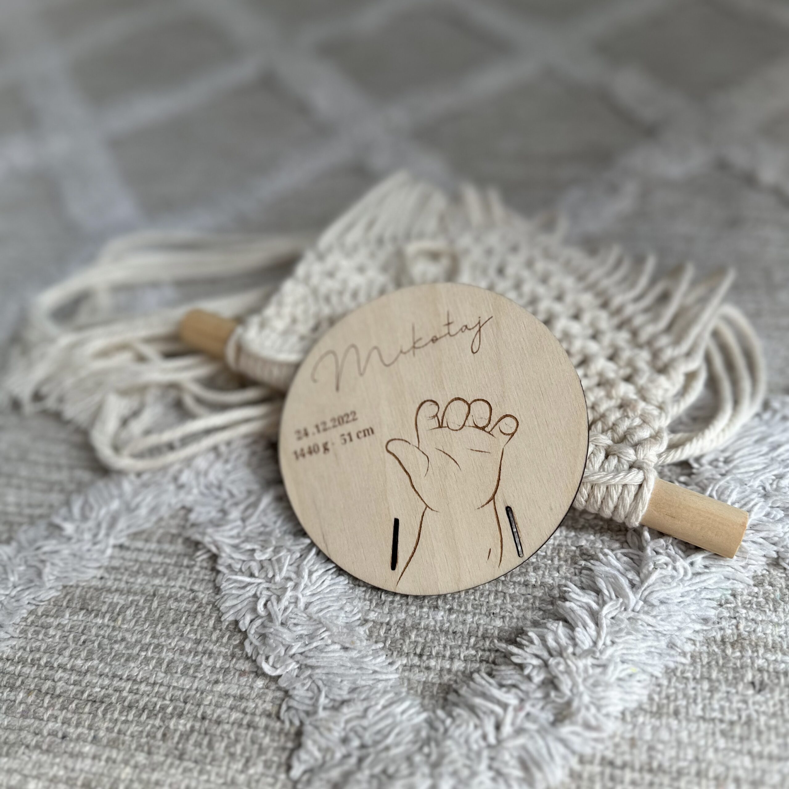 Personalizowana tabliczka ze sklejki z imieniem i możliwością dołączenia opaski szpitalnej