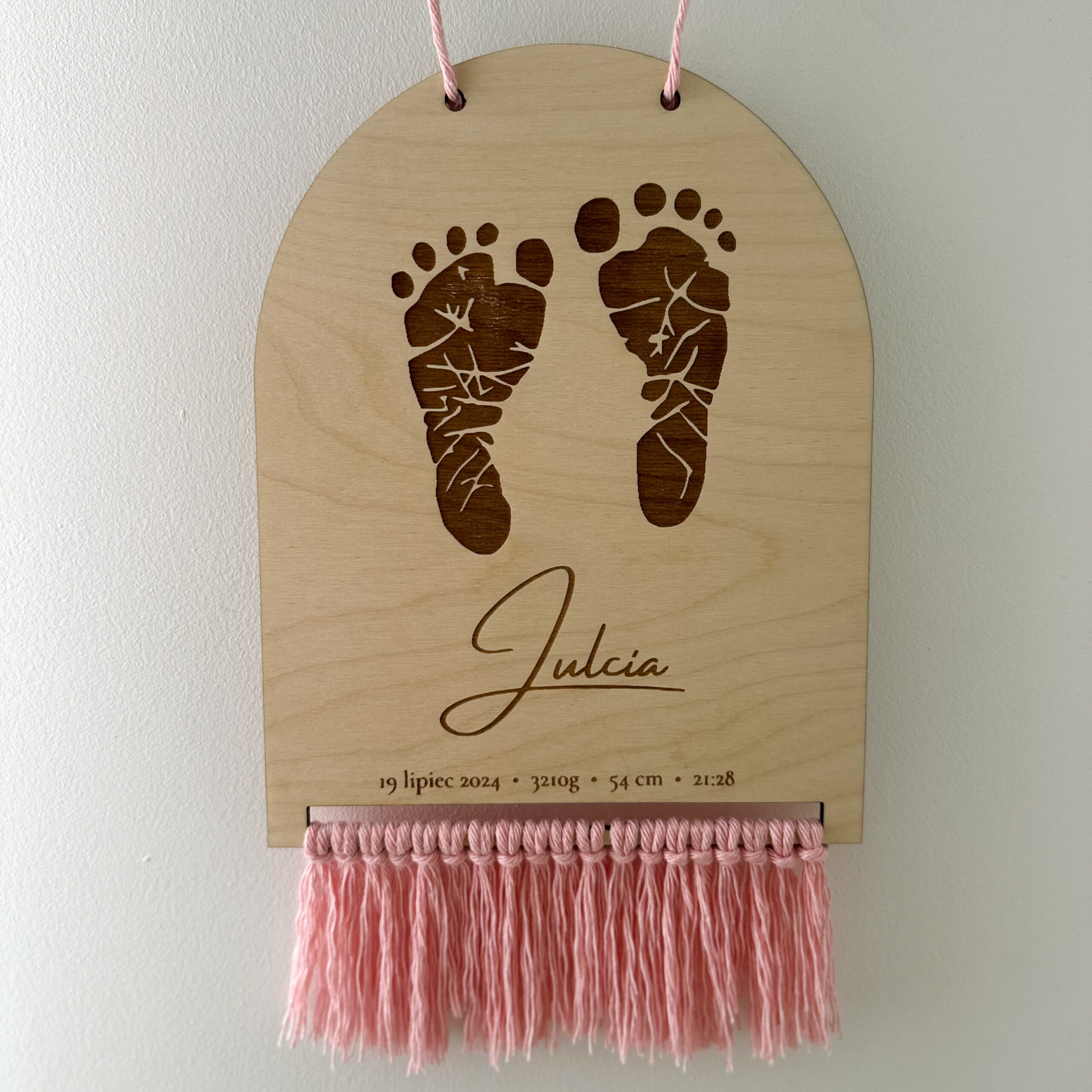 Personalizowana metryczka ze sklejki ze stópkami noworodka - obrazek 2