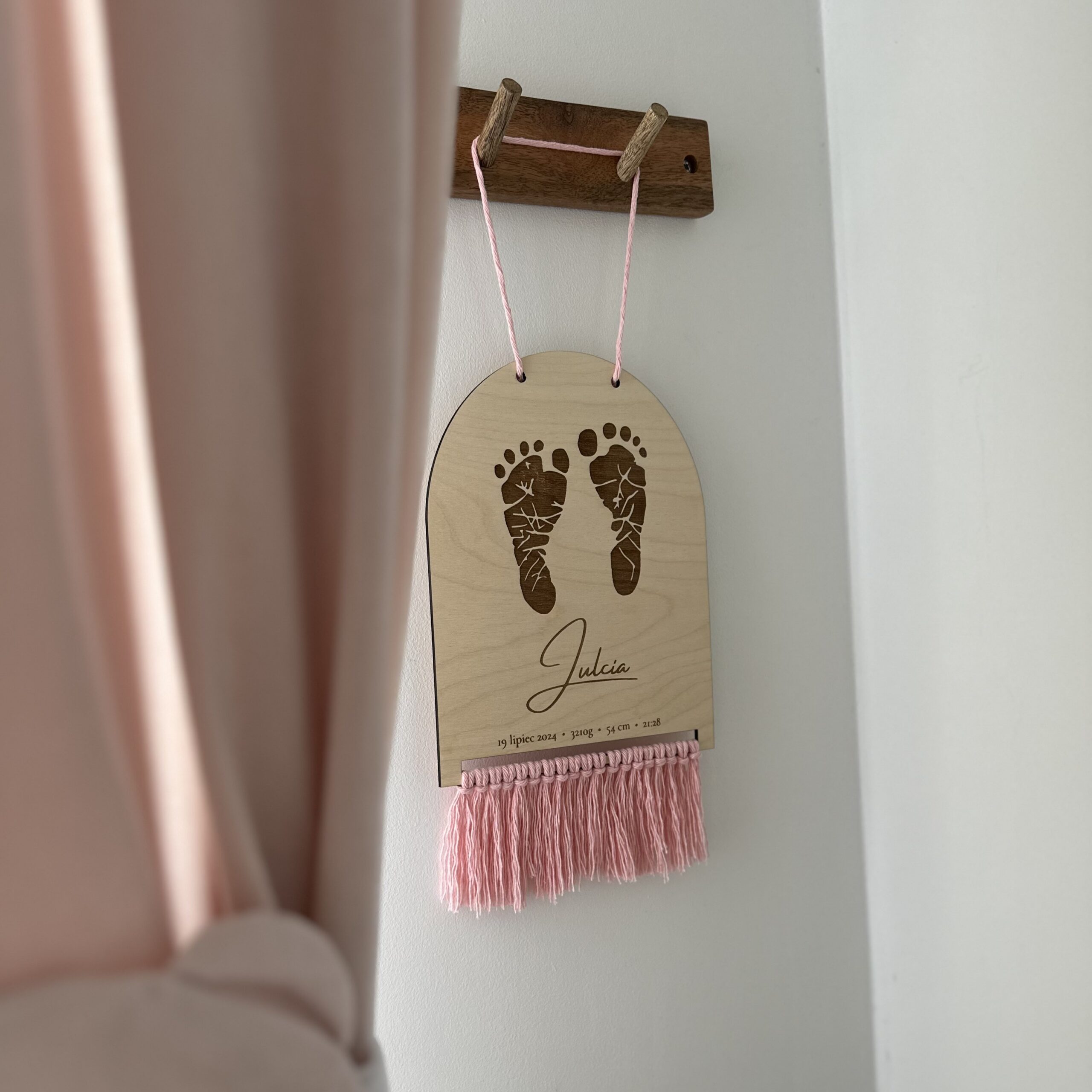 Personalizowana metryczka ze sklejki ze stópkami noworodka