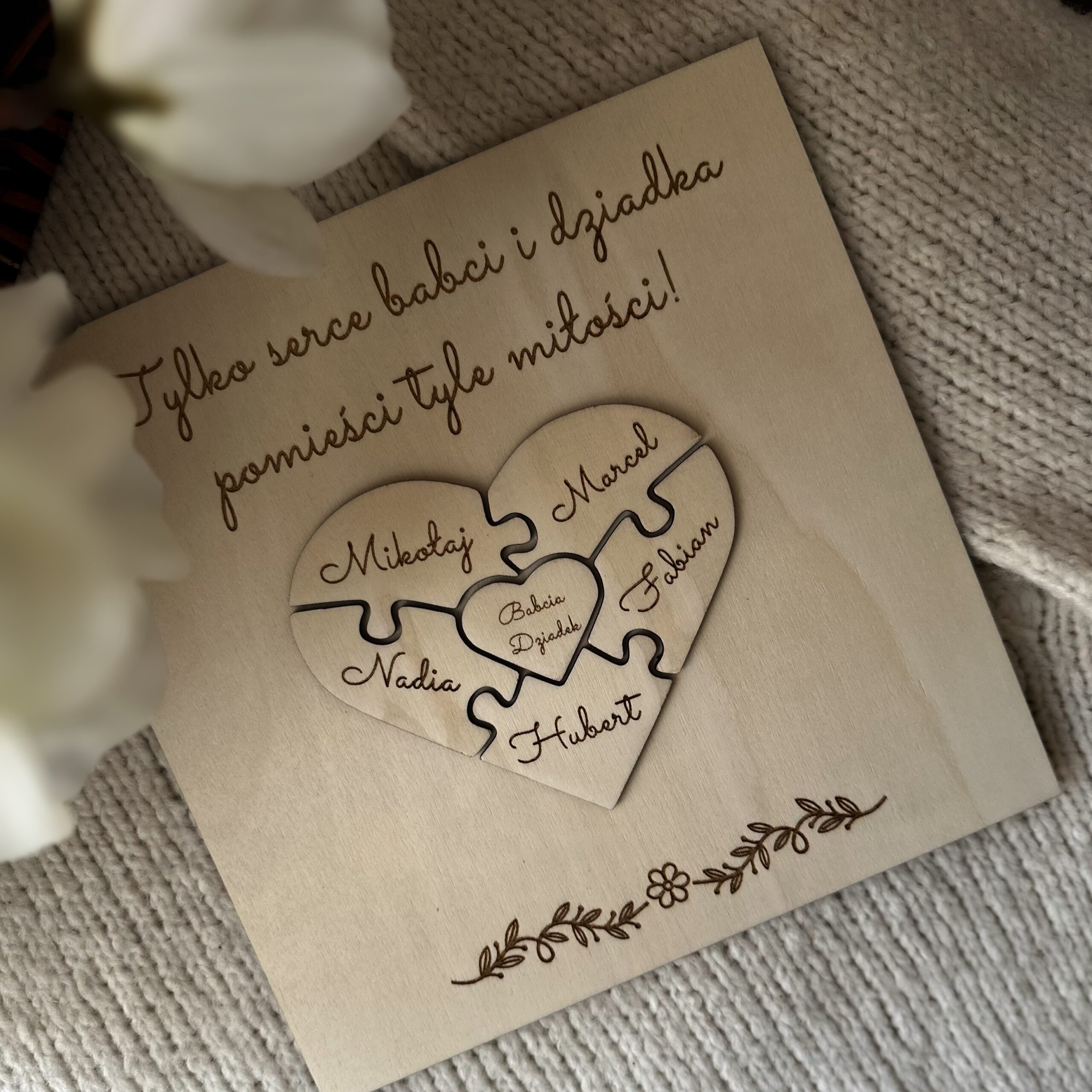 Obrazek puzzle z imionami wnuków w kształcie serca