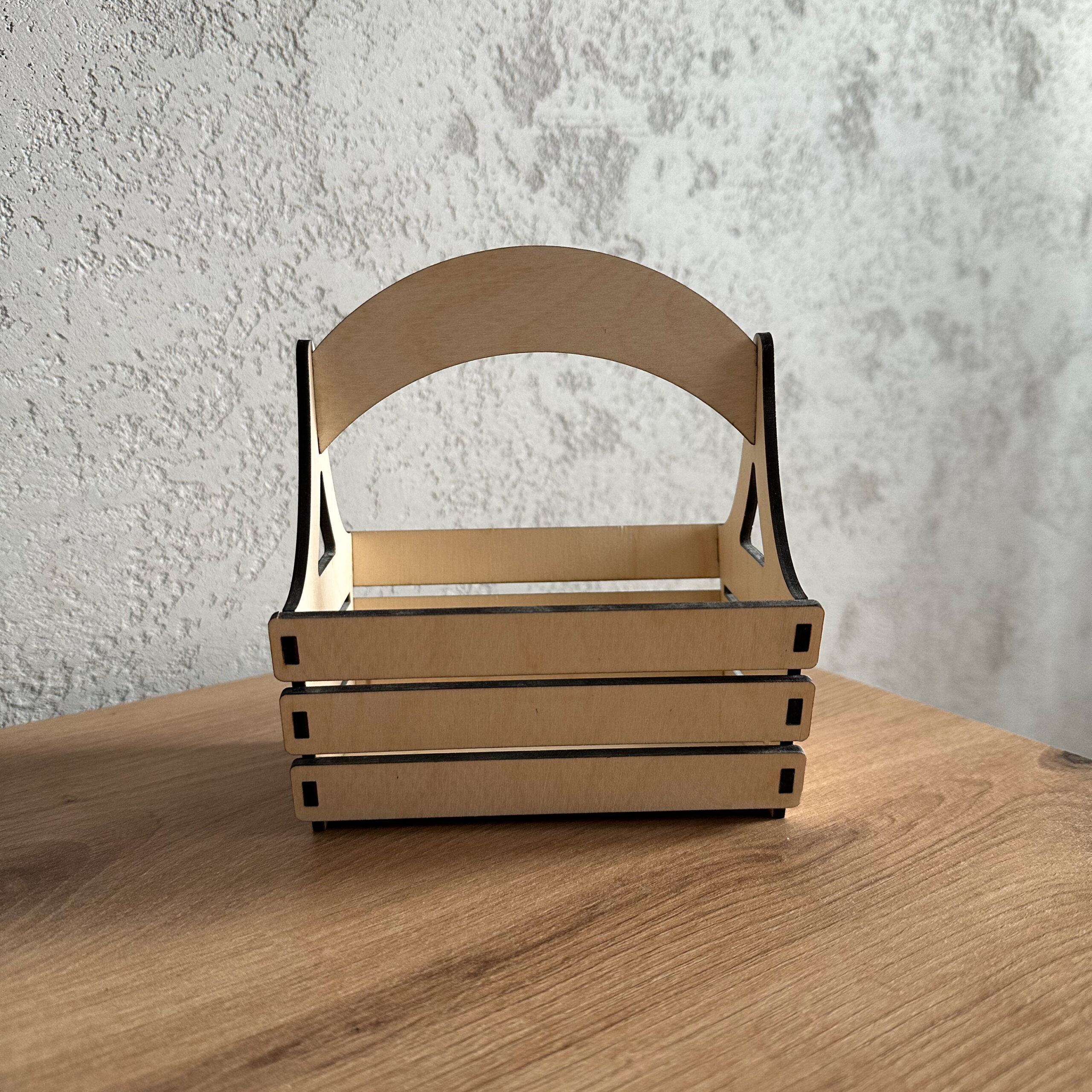 Drewniany koszyczek wielkanocny, stroik wielkanocny