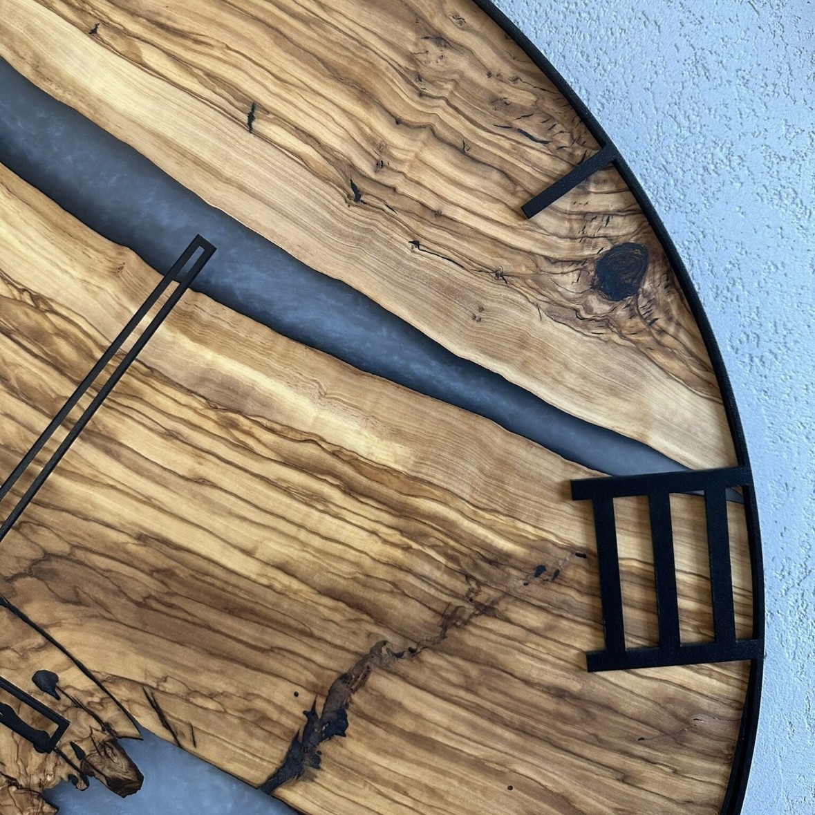 Zegar ścienny z drewna oliwnego i żywicy epoksydowej w metalowej obręczy - obrazek 7