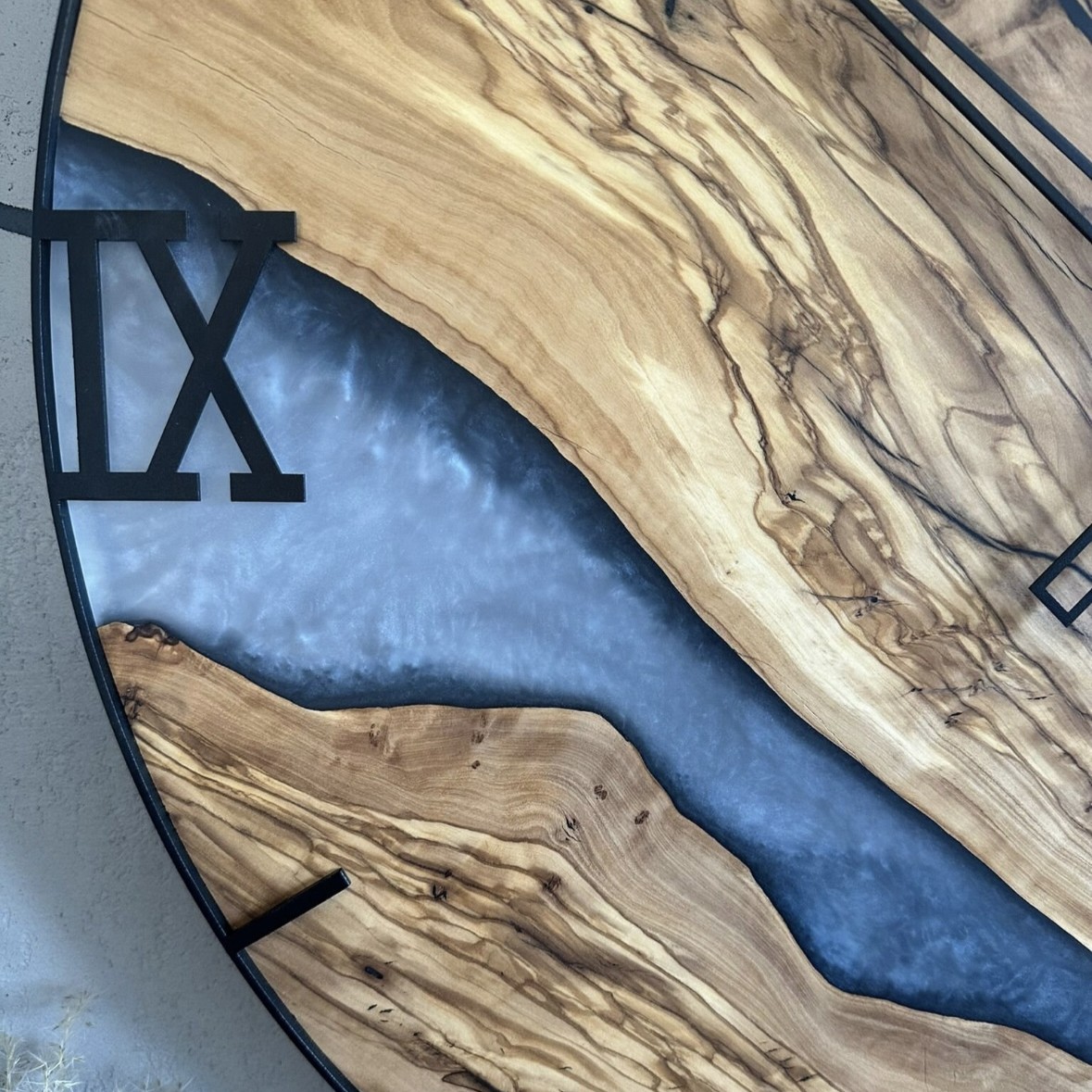 Zegar ścienny z drewna oliwnego i żywicy epoksydowej w metalowej obręczy - obrazek 8