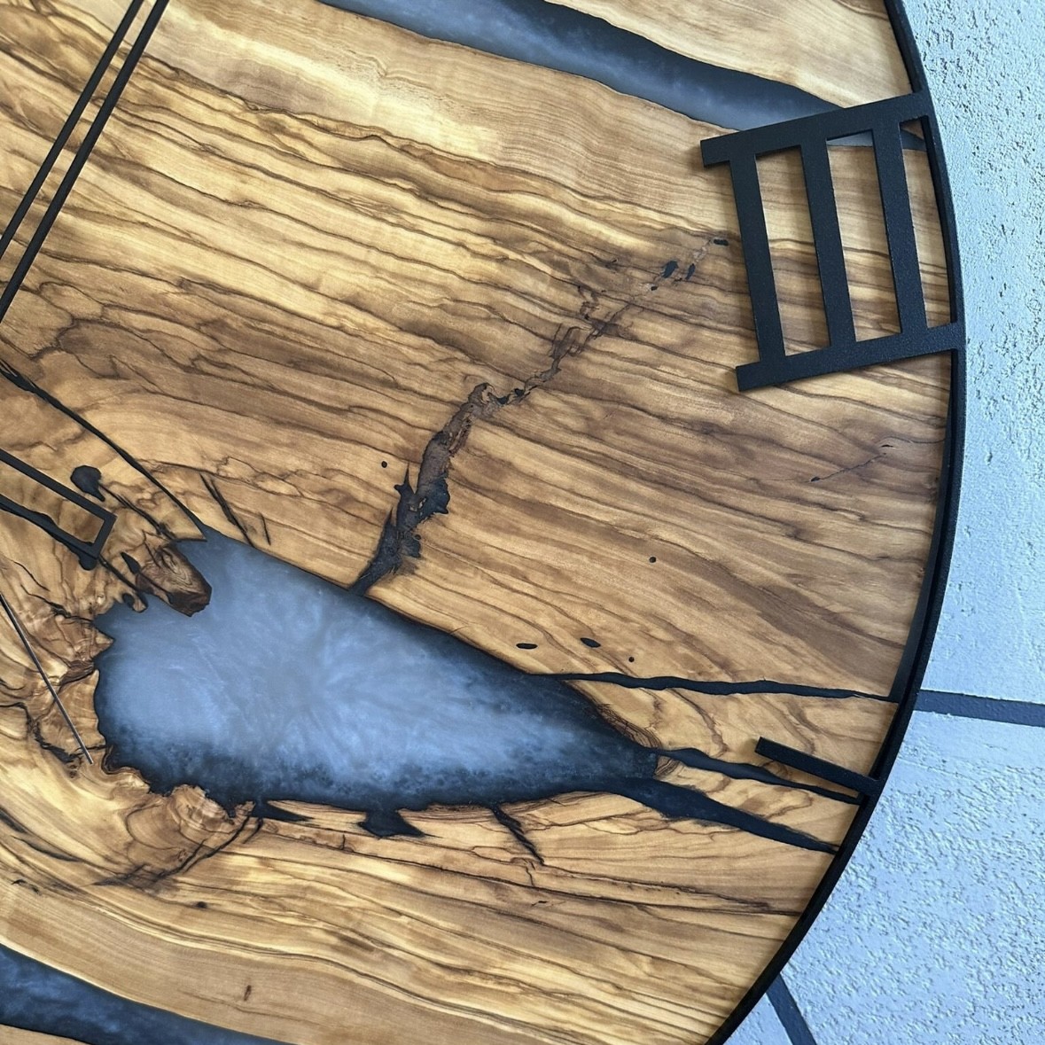 Zegar ścienny z drewna oliwnego i żywicy epoksydowej w metalowej obręczy - obrazek 6