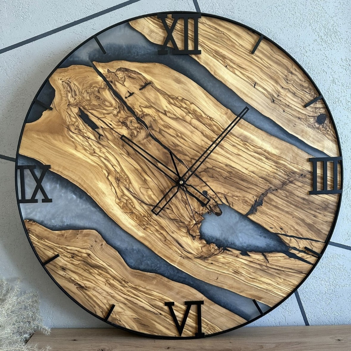 Zegar ścienny z drewna oliwnego i żywicy epoksydowej w metalowej obręczy - obrazek 2