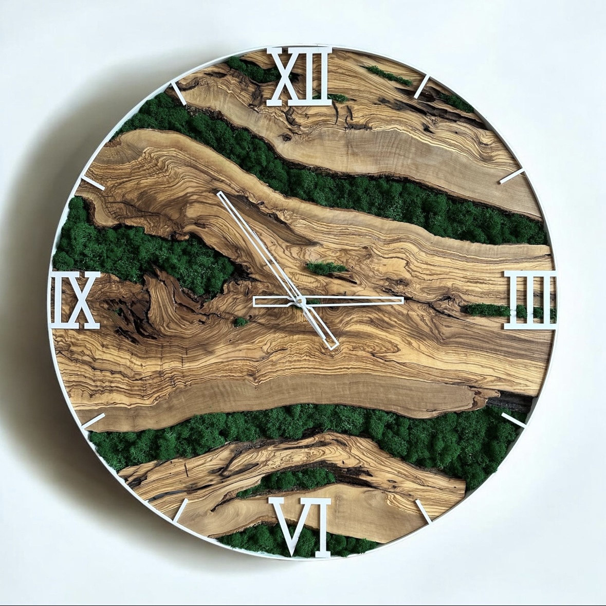 Zegar ścienny z drewna oliwnego w metalowej obręczy z dodatkiem mchu chrobotka - obrazek 3