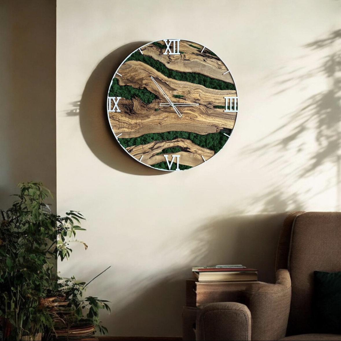 Zegar ścienny z drewna oliwnego w metalowej obręczy z dodatkiem mchu chrobotka