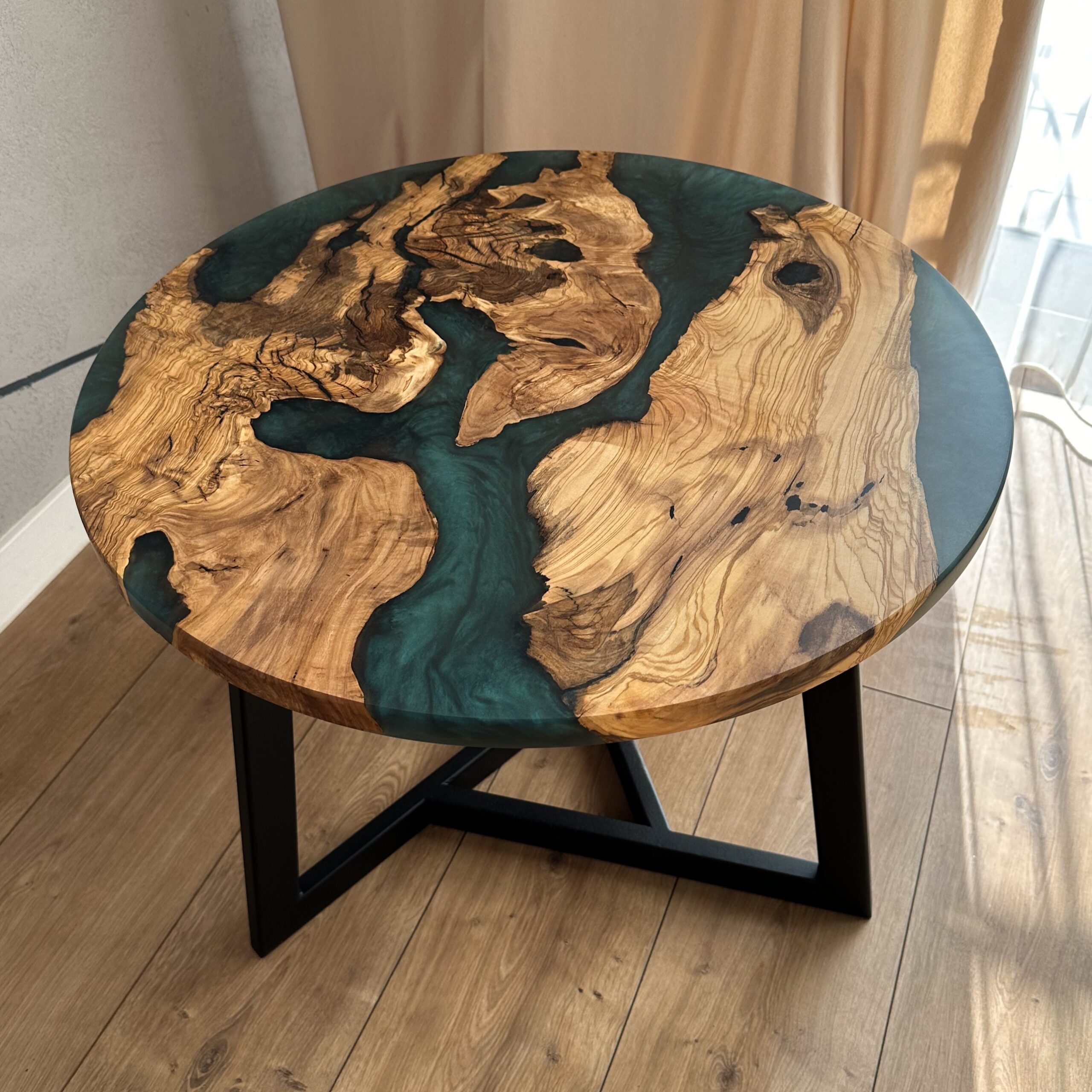 Stolik kawowy z drewna oliwnego i żywicy epoksydowej