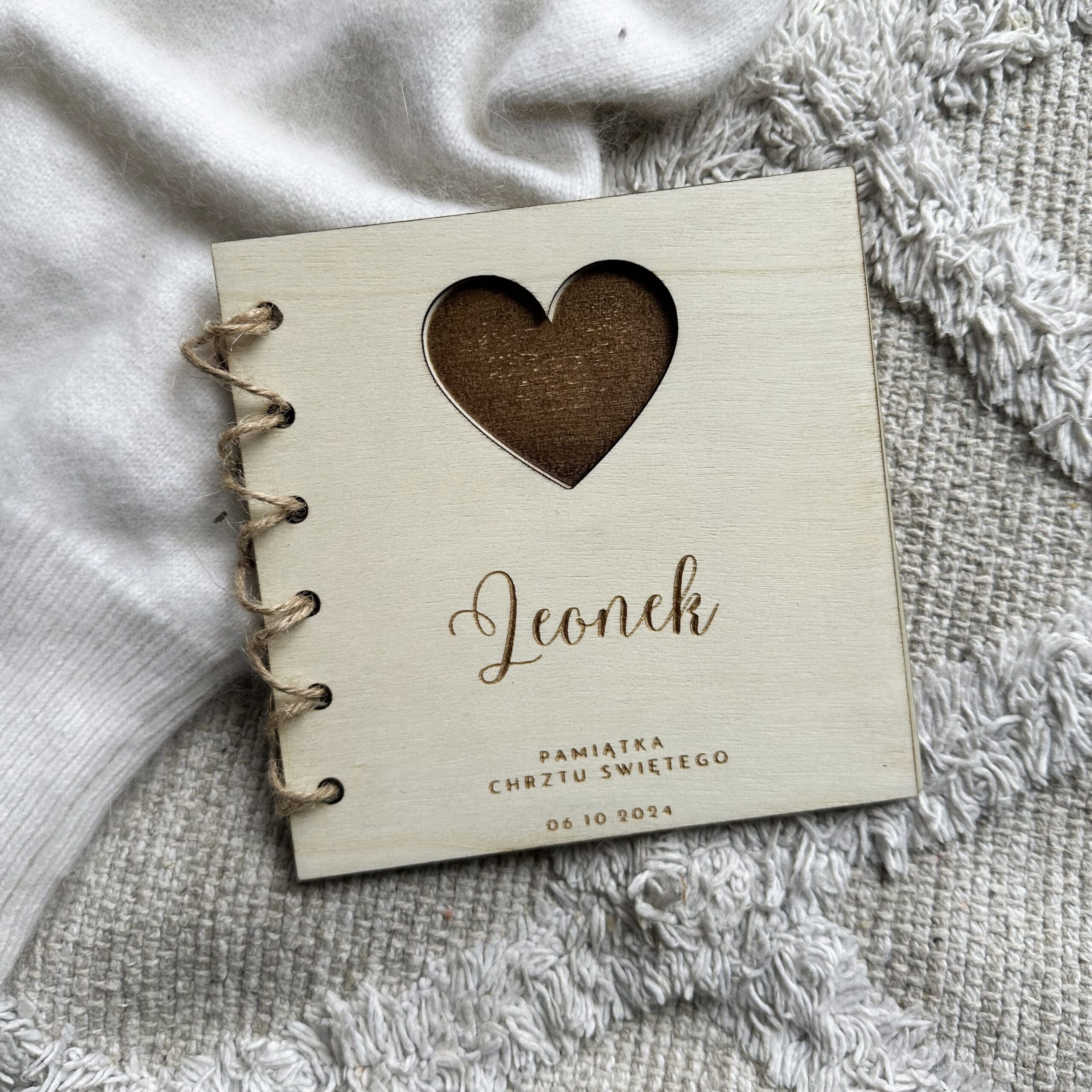 Drewniana kartka personalizowana na Chrzest Święty