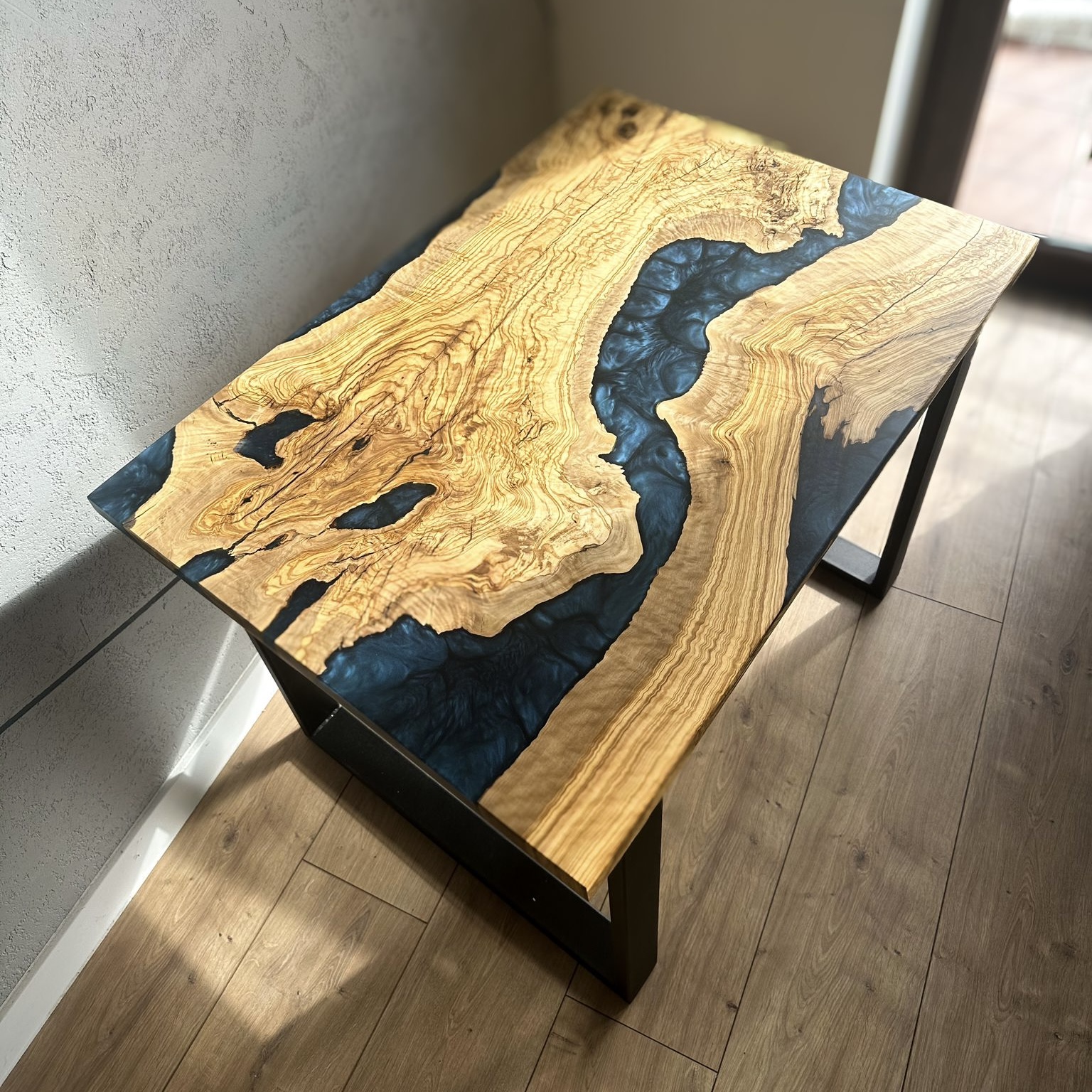 Stolik kawowy z drewna oliwnego i żywicy epoksydowej - obrazek 4