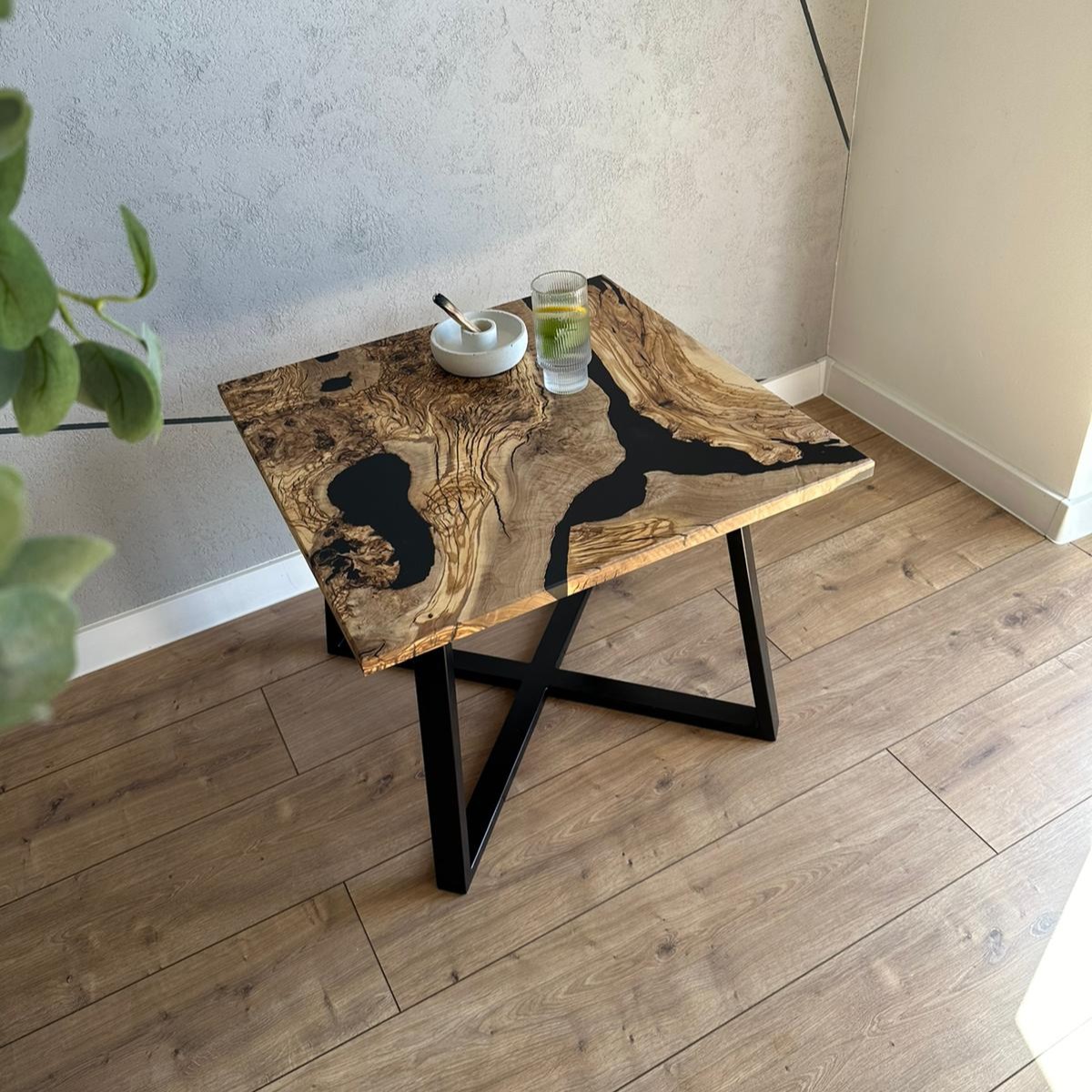 Stolik kawowy z drewna oliwnego i żywicy epoksydowej