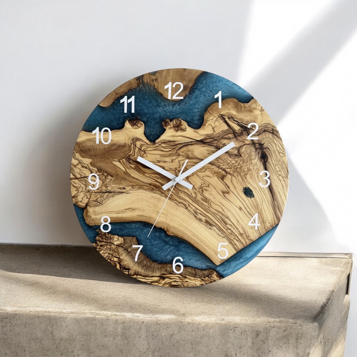 Zegar ścienny z drewna oliwnego i żywicy epoksydowej