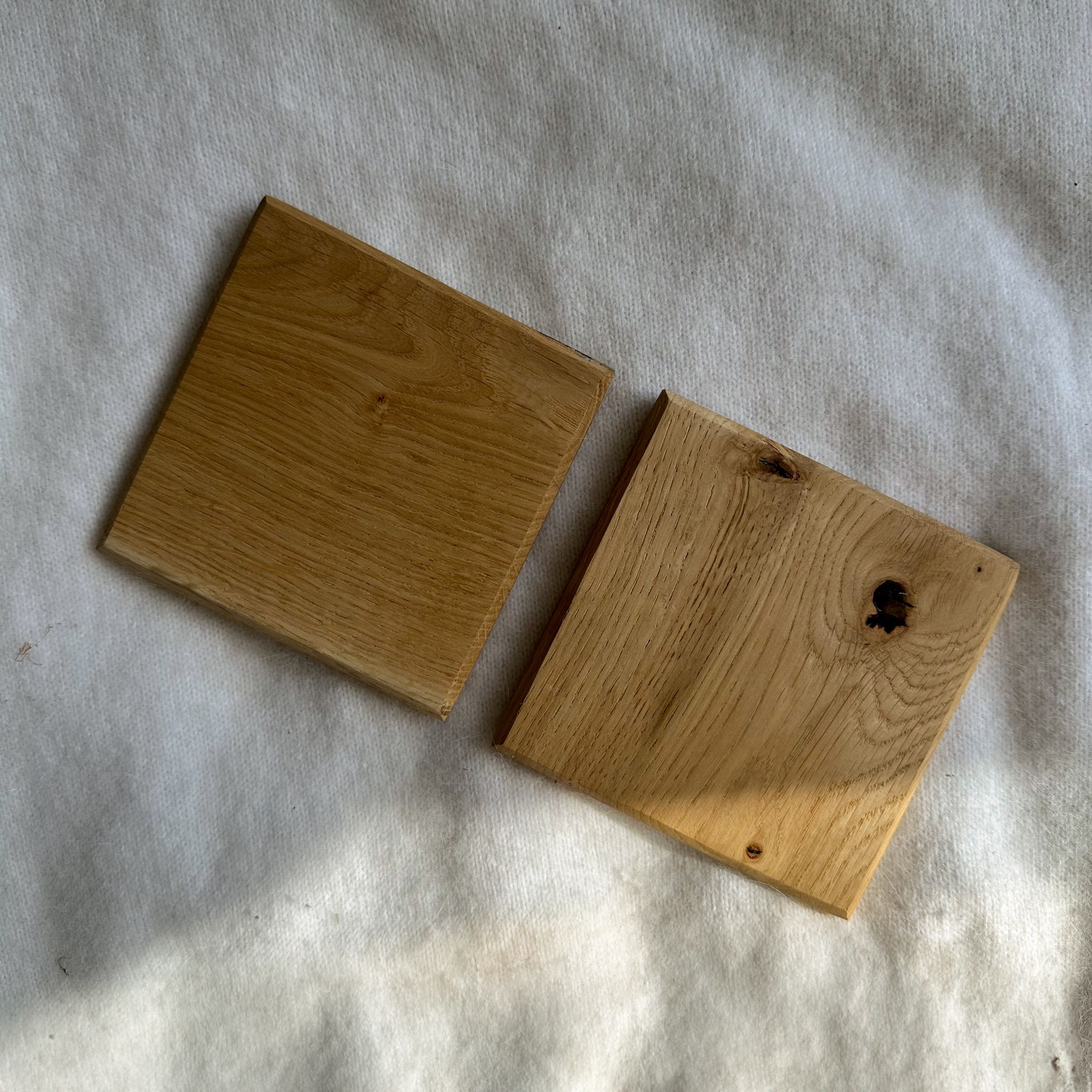 Kwadratowe podkładki pod kubek z drewna dębowego - obrazek 2
