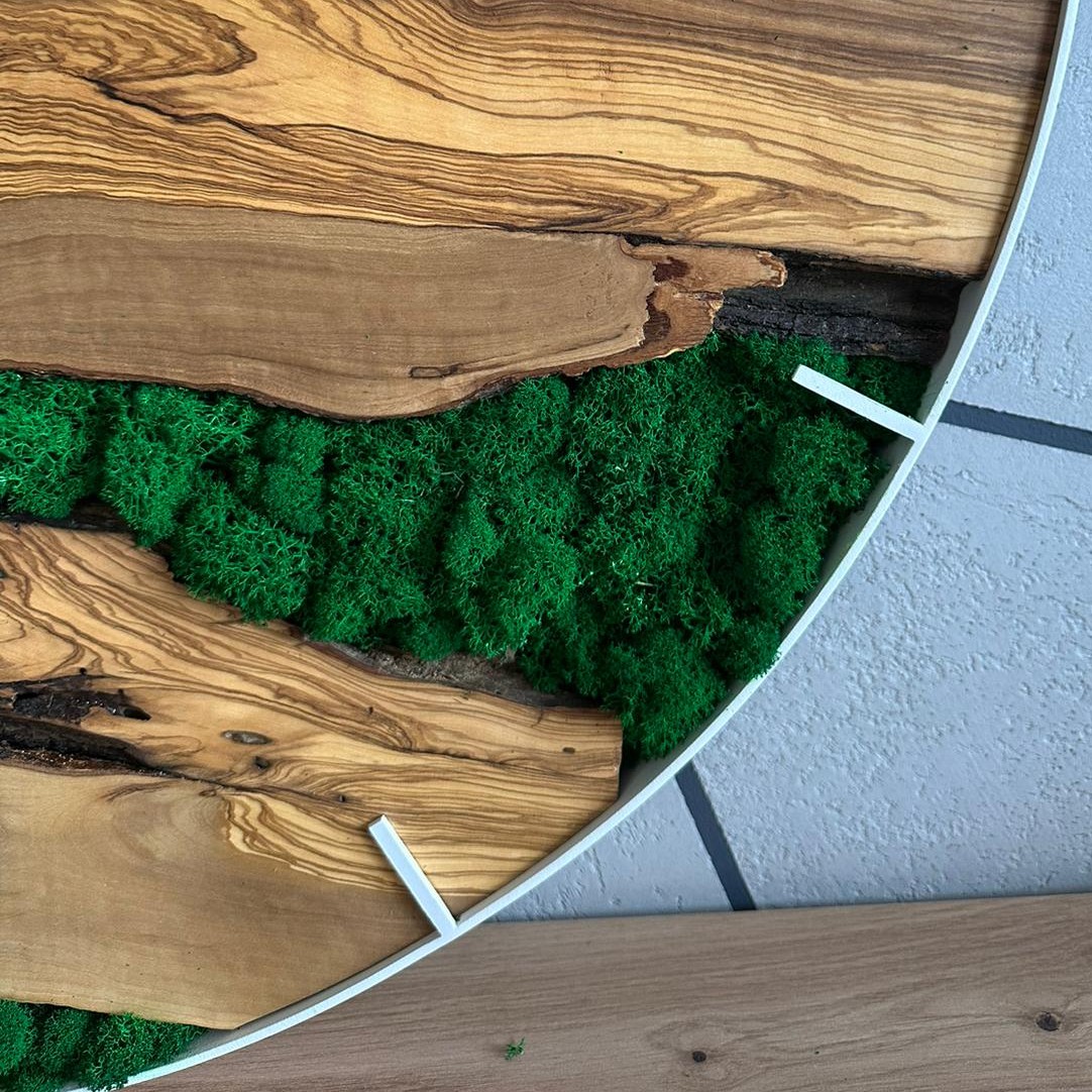 Zegar ścienny z drewna oliwnego w metalowej obręczy z dodatkiem mchu chrobotka - obrazek 7