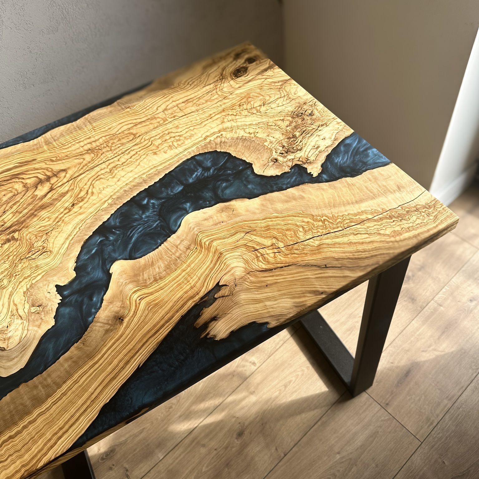 Stolik kawowy z drewna oliwnego i żywicy epoksydowej - obrazek 6