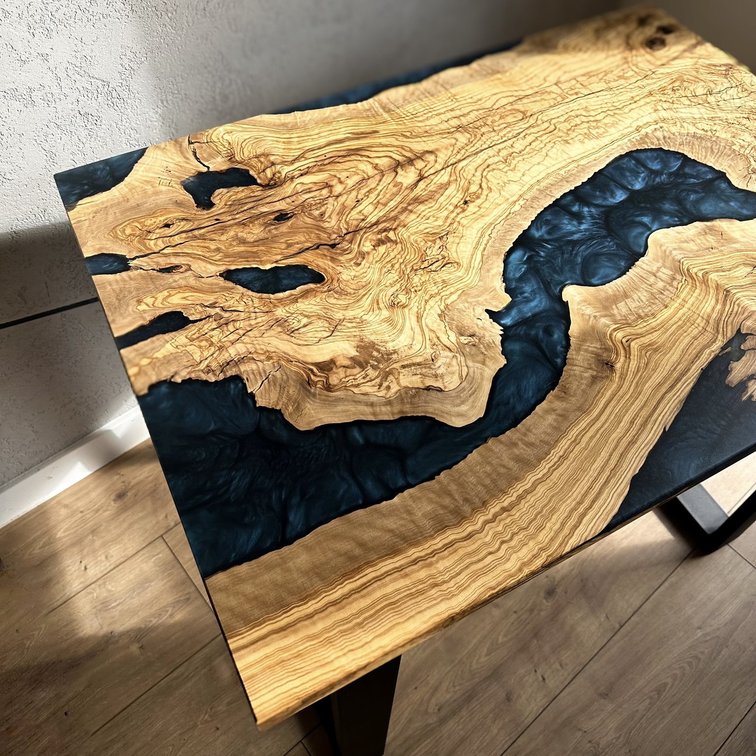 Stolik kawowy z drewna oliwnego i żywicy epoksydowej - obrazek 5