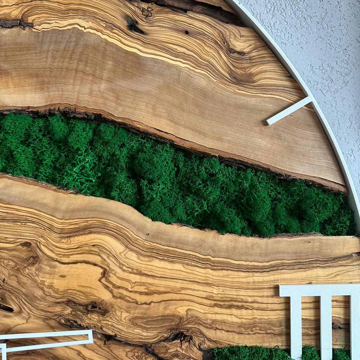 Zegar ścienny z drewna oliwnego w metalowej obręczy z dodatkiem mchu chrobotka - obrazek 6