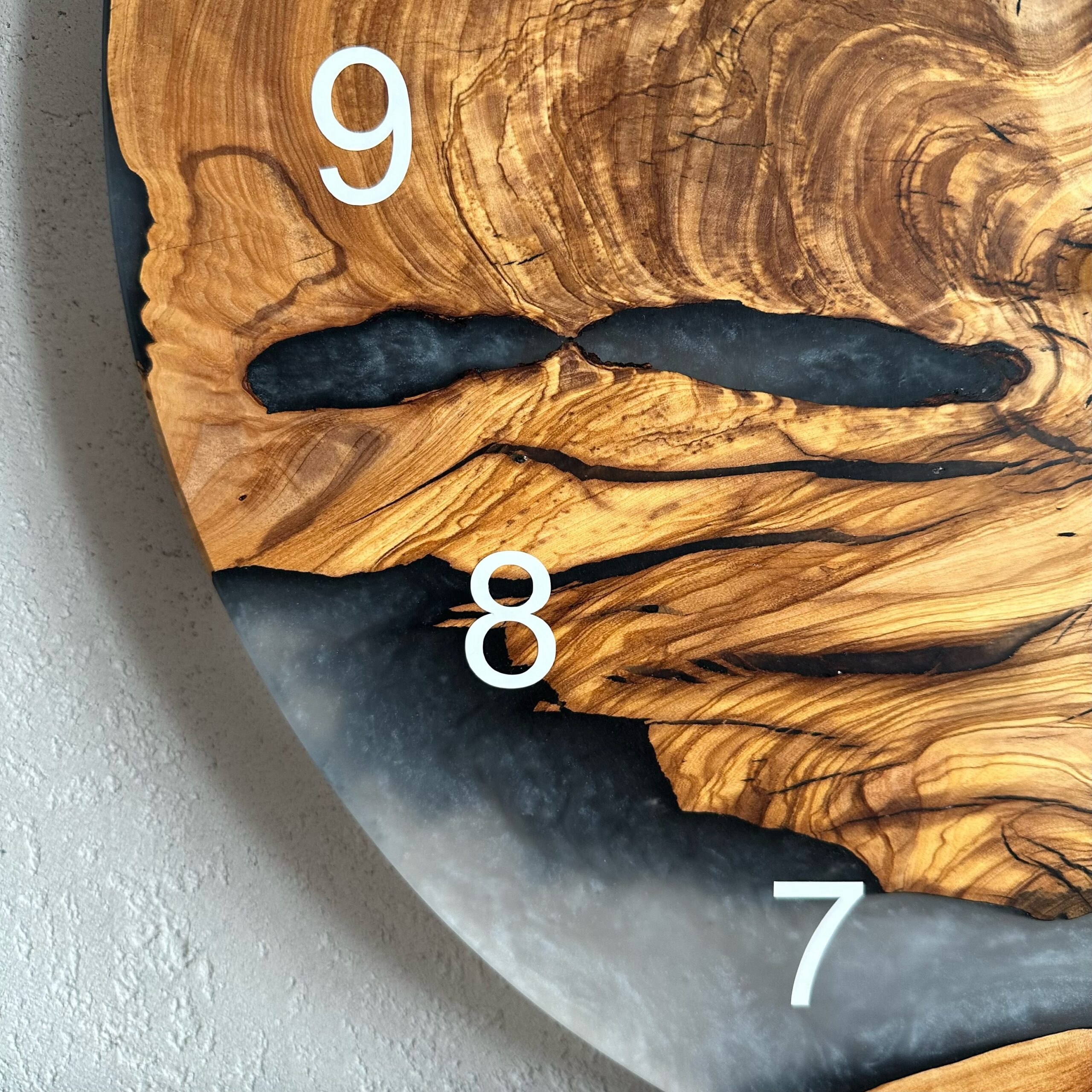 Zegar ścienny z drewna oliwnego i żywicy epoksydowej - obrazek 8