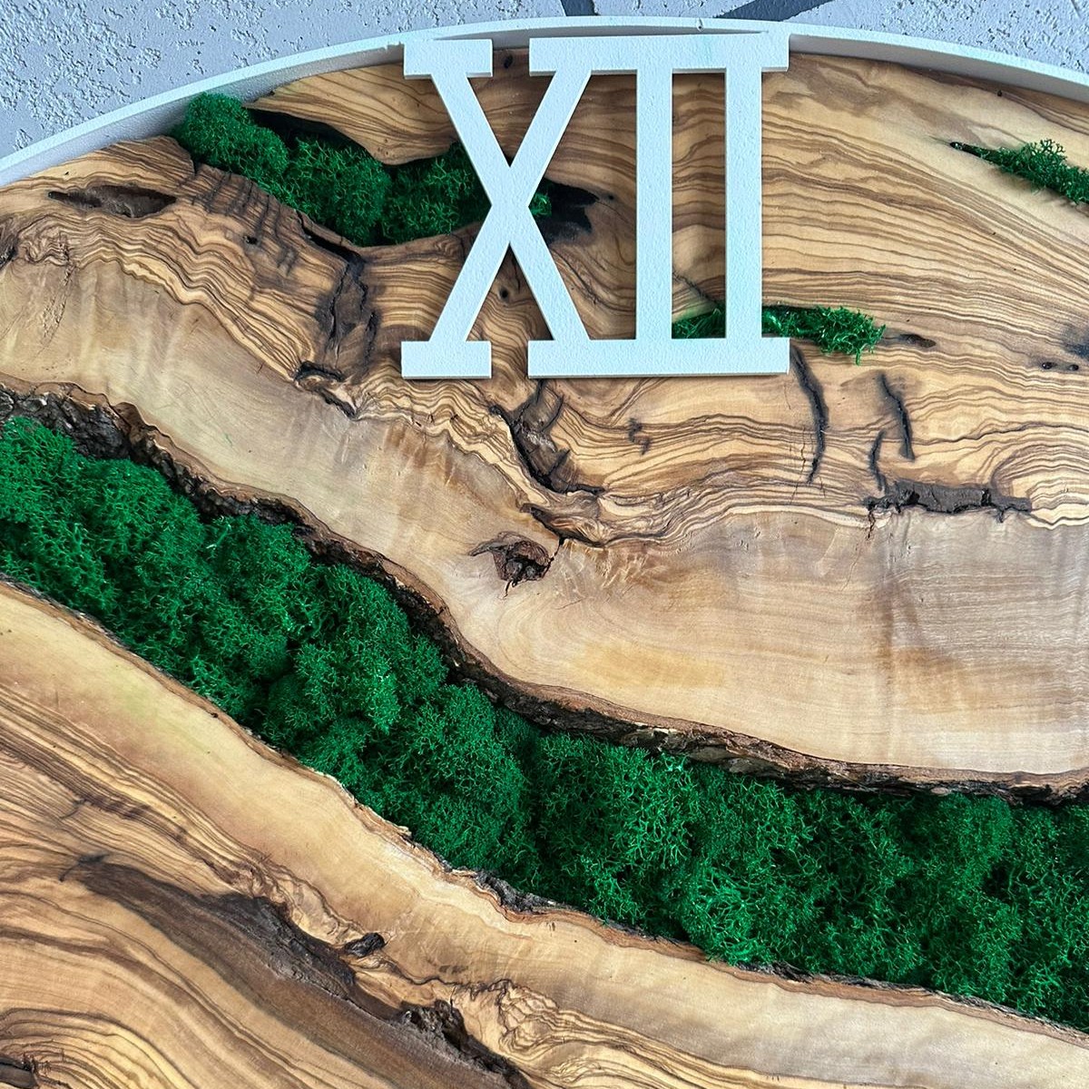 Zegar ścienny z drewna oliwnego w metalowej obręczy z dodatkiem mchu chrobotka - obrazek 5