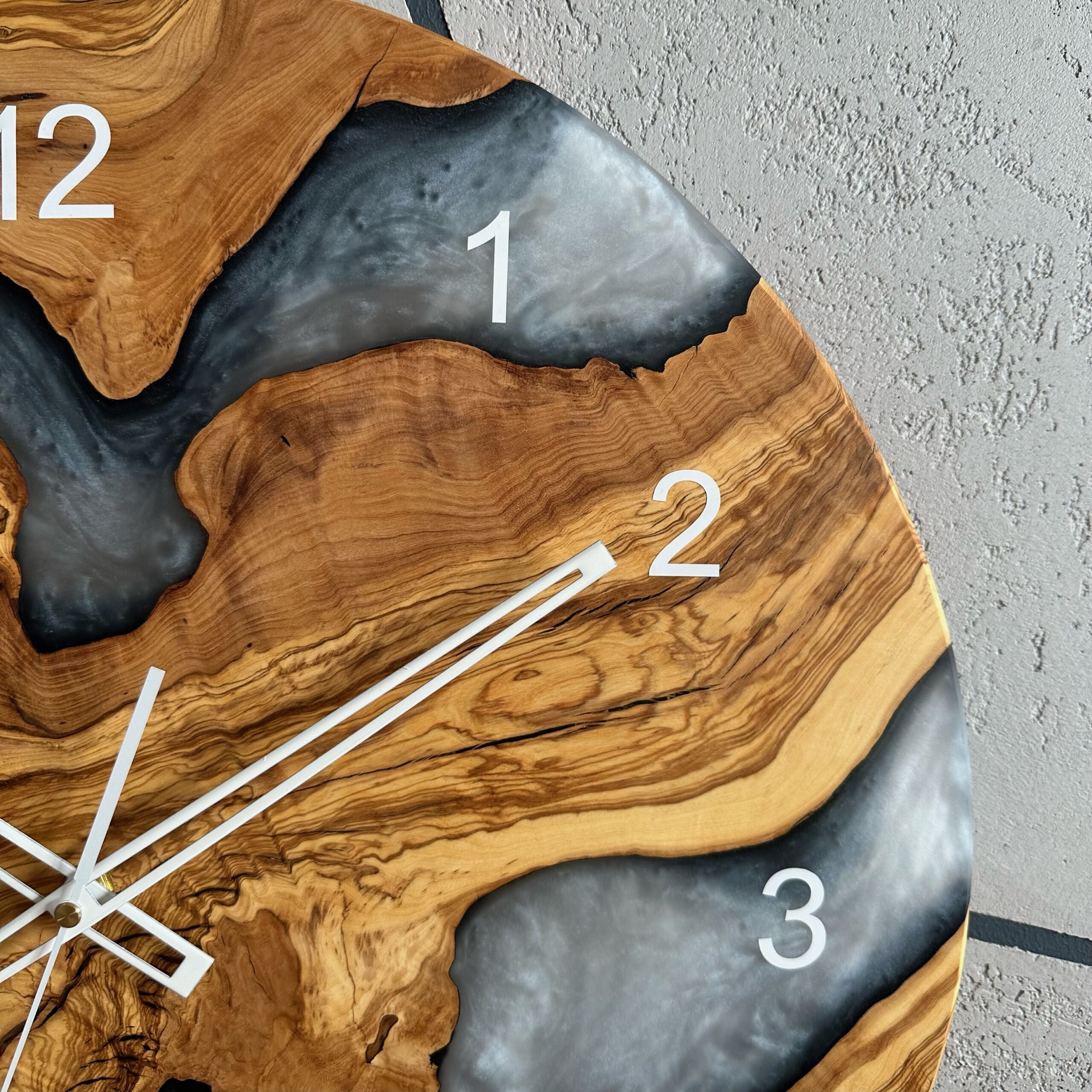 Zegar ścienny z drewna oliwnego i żywicy epoksydowej - obrazek 7