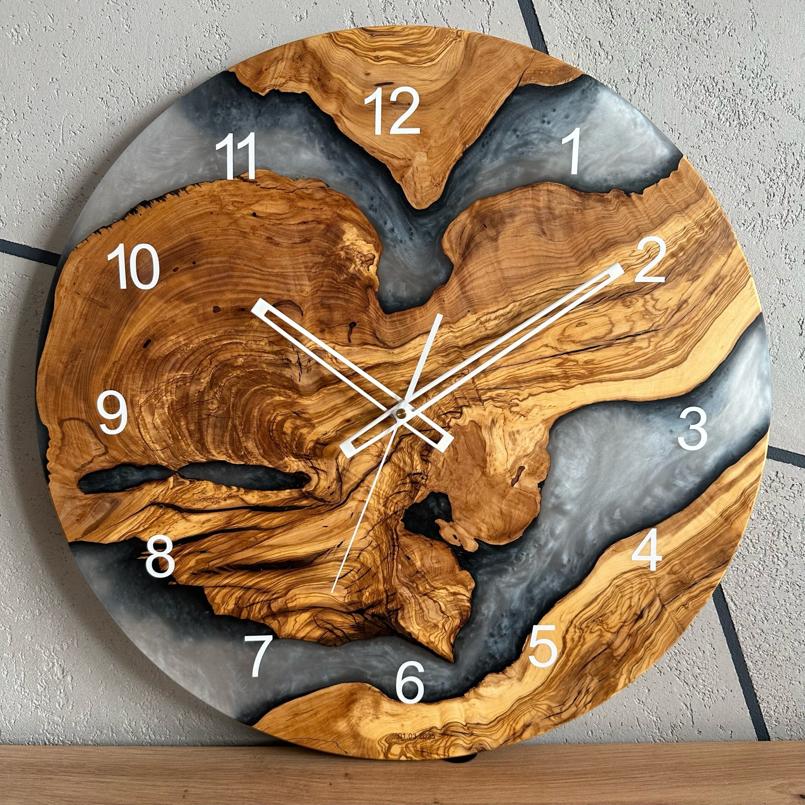 Zegar ścienny z drewna oliwnego i żywicy epoksydowej - obrazek 5