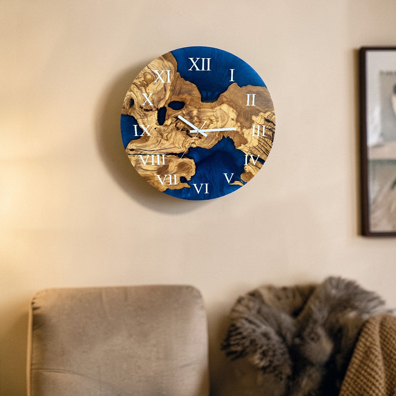 Zegar ścienny z drewna oliwnego i żywicy epoksydowej