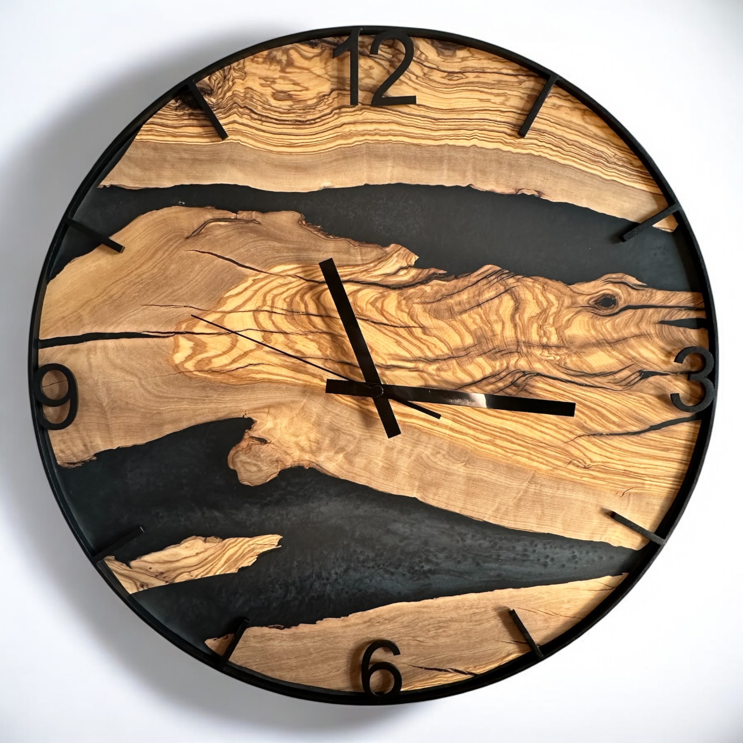 Zegar ścienny z drewna oliwnego i żywicy epoksydowej w metalowej obręczy - obrazek 4